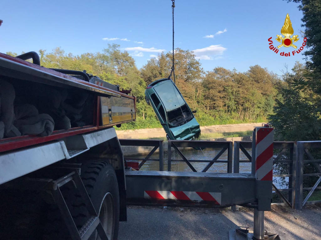Recupero di un'auto nel canale del Ticino