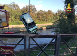 Recupero di un'auto nel canale del Ticino