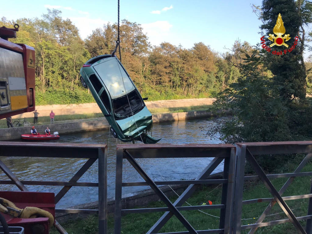 Recupero di un'auto nel canale del Ticino