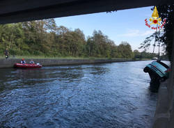 Recupero di un'auto nel canale del Ticino