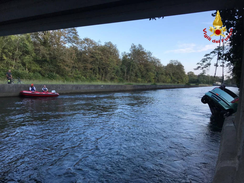 Recupero di un'auto nel canale del Ticino