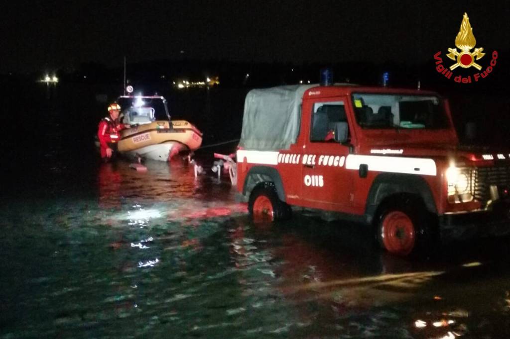 soccorso lago monate vigili del fuoco