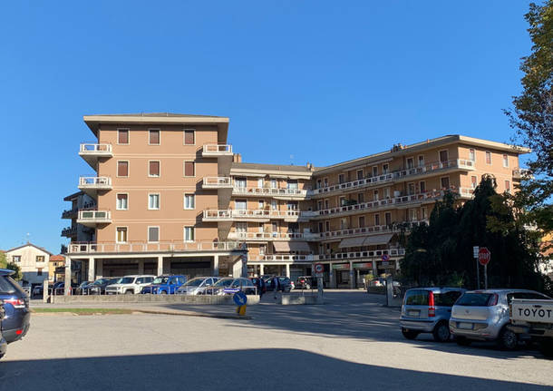 Bimbo di 5 anni cade da un muro a Induno Olona