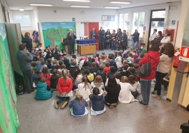 Borracce in regalo agli alunni della scuola Canetta