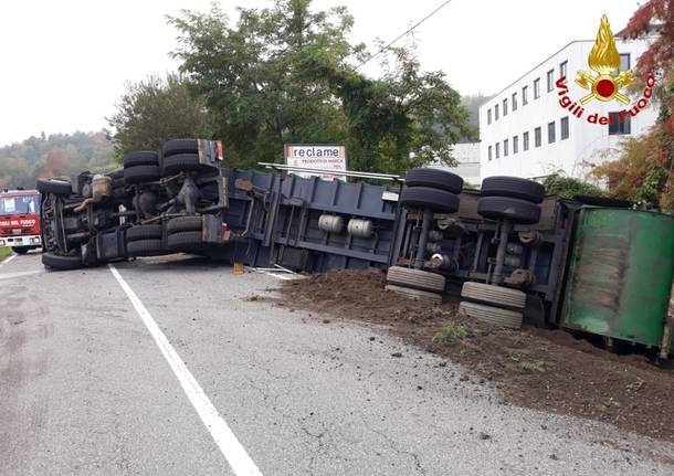 Camion della spazzatura ribaltato in Via Trieste