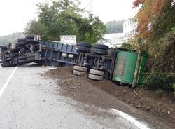 Camion della spazzatura ribaltato in Via Trieste 