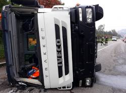 Camion della spazzatura ribaltato in Via Trieste 