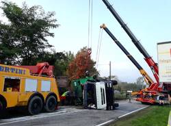 Camion della spazzatura ribaltato in Via Trieste 