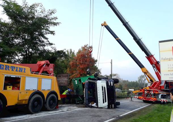 Camion della spazzatura si ribalta sulla ss629