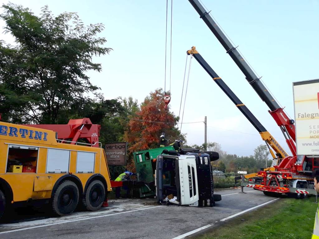 Camion della spazzatura ribaltato in Via Trieste 