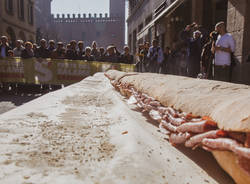 Il panino al salame lungo 10 metri