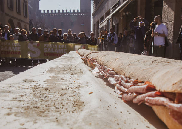 Il panino al salame lungo 10 metri