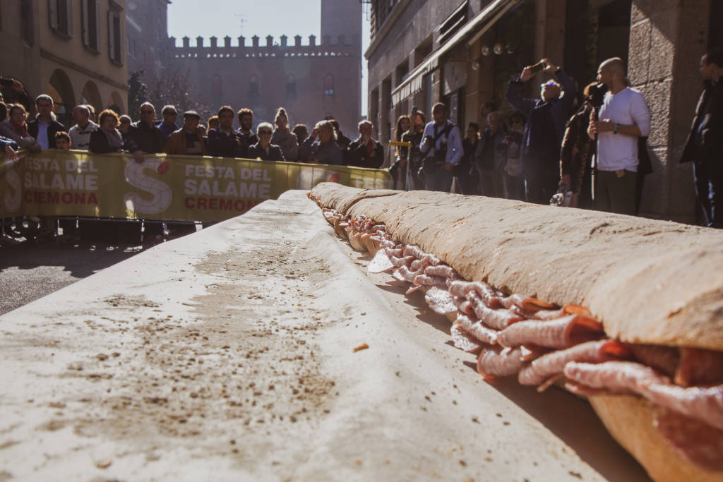 Il panino al salame lungo 10 metri