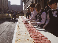 Il panino al salame lungo 10 metri