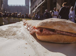 Il panino al salame lungo 10 metri