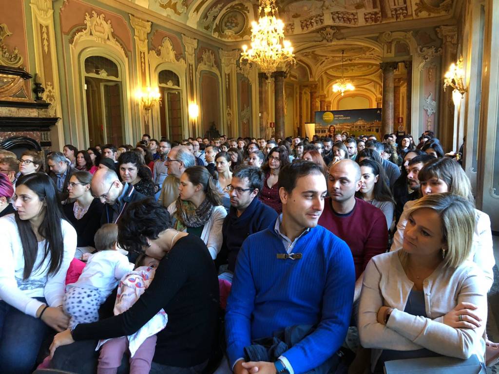 Folla di genitori e bimbi a palazzo Estense 