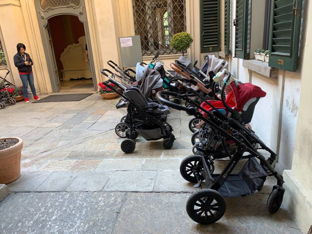 Folla di genitori e bimbi a palazzo Estense 