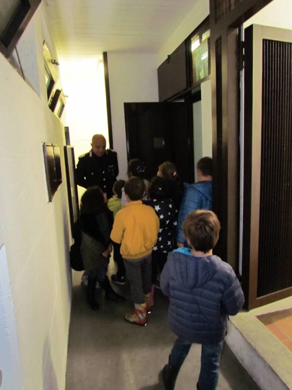 Gli alunni della Galilei in visita alla caserma dei carabinieri - foto di Michaela Tedde