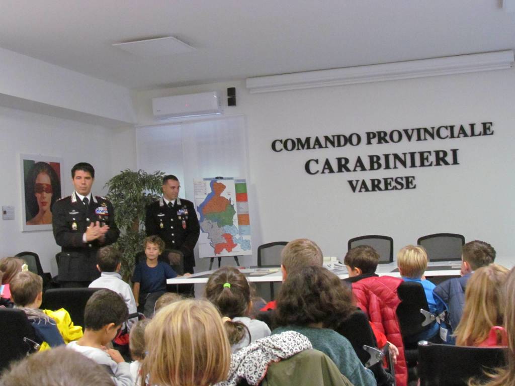 Gli alunni della Galilei in visita alla caserma dei carabinieri - foto di Michaela Tedde