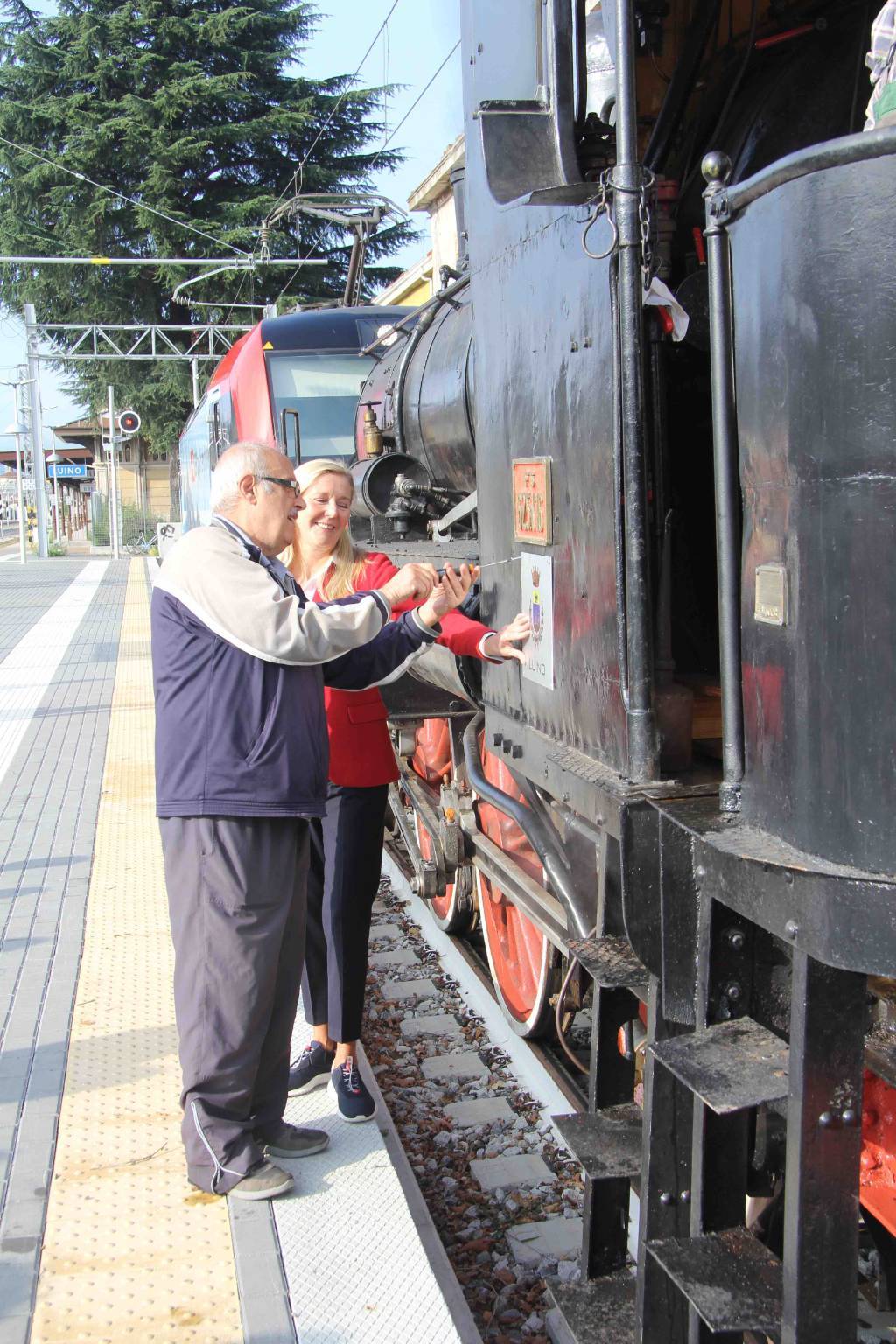 Il treno a vapore arriva a Luino
