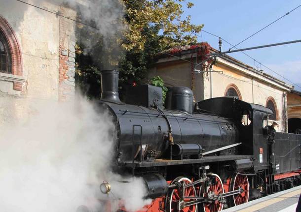 Il treno a vapore arriva a Luino