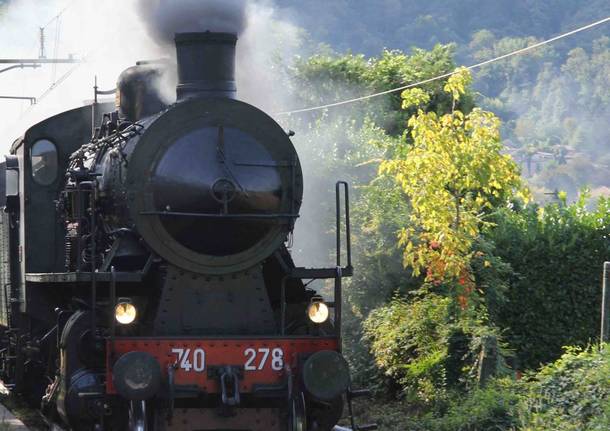 Il treno a vapore arriva a Luino