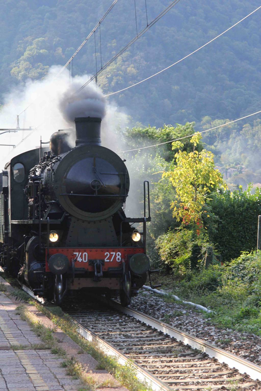 Il treno a vapore arriva a Luino