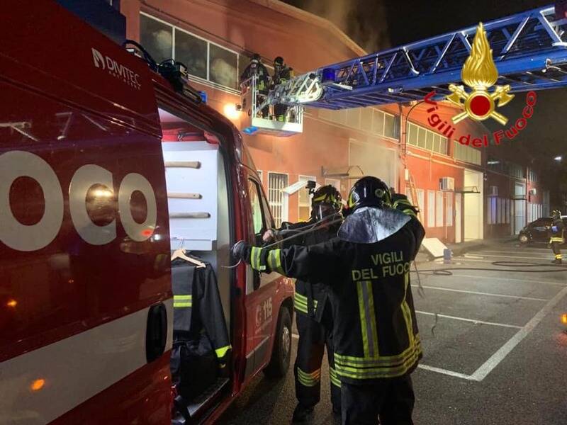 incendio officina arese vigili del fuoco provinciale milano  1 