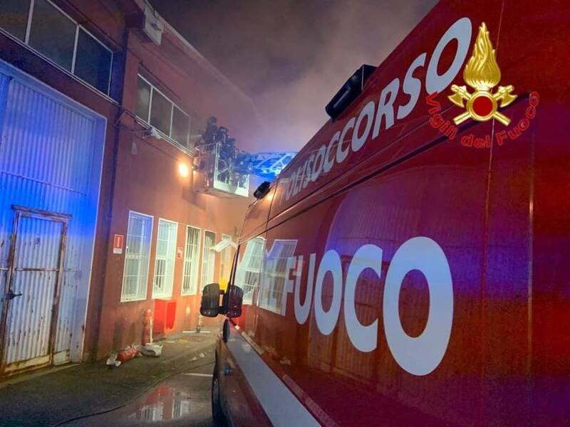 incendio officina arese vigili del fuoco provinciale milano  5 