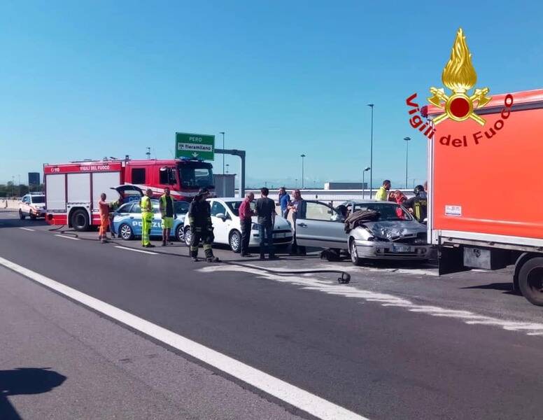 incidente autostrada milano torino rho expo persona incastrata  1 