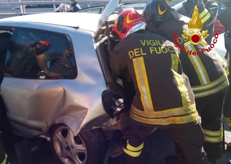incidente autostrada milano torino rho expo persona incastrata  2 