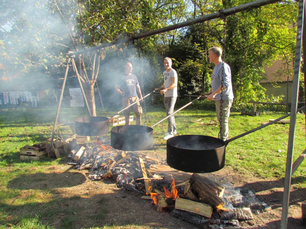 La castagnata della primaria Galilei di Avigno - foto di Michaela Tedde