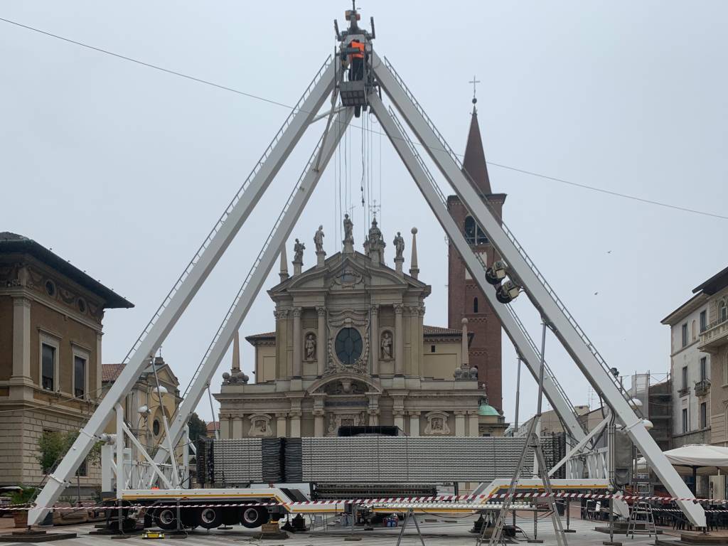 La costruzione della ruota panoramica a Busto