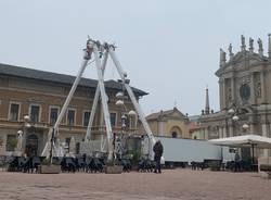 La costruzione della ruota panoramica a Busto