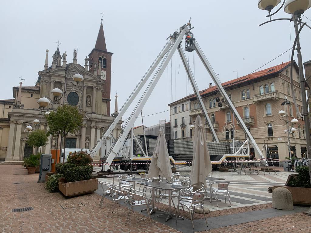 La costruzione della ruota panoramica a Busto