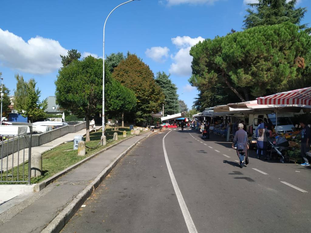 Mercato di Saronno, spostate le bancarelle in piazza dei Mercanti