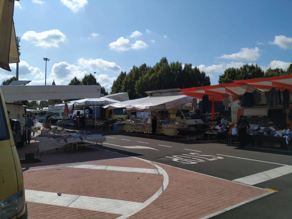 Mercato di Saronno, spostate le bancarelle in piazza dei Mercanti