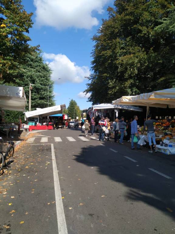 Mercato di Saronno, spostate le bancarelle in piazza dei Mercanti