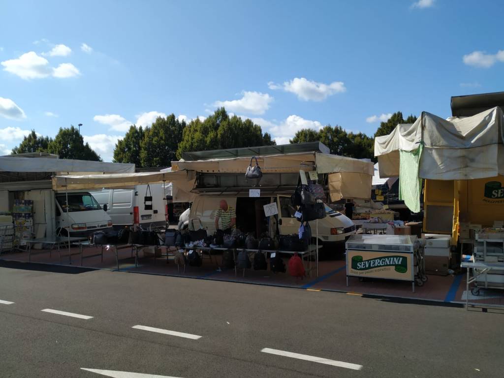 Mercato di Saronno, spostate le bancarelle in piazza dei Mercanti