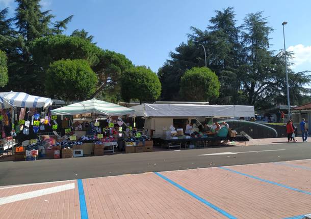 Mercato di Saronno, spostate le bancarelle in piazza dei Mercanti