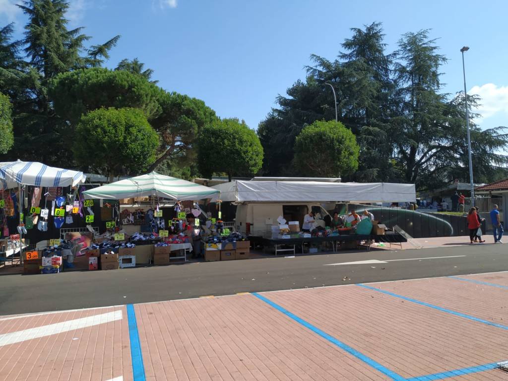 Mercato di Saronno, spostate le bancarelle in piazza dei Mercanti