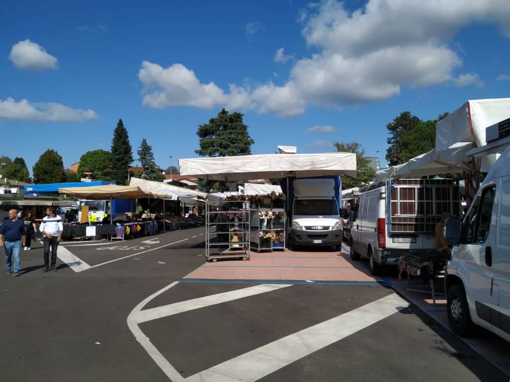 Mercato di Saronno, spostate le bancarelle in piazza dei Mercanti