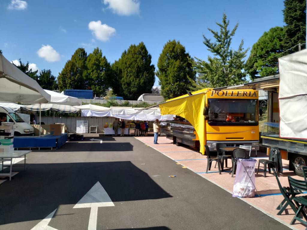 Mercato di Saronno, spostate le bancarelle in piazza dei Mercanti