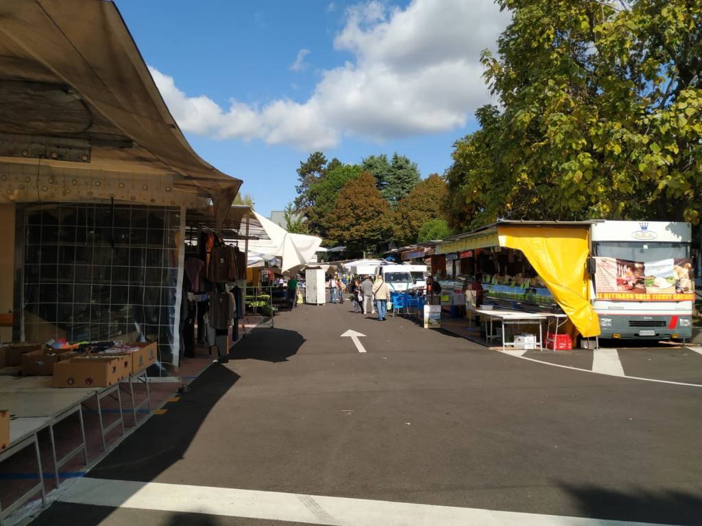 Mercato di Saronno, spostate le bancarelle in piazza dei Mercanti