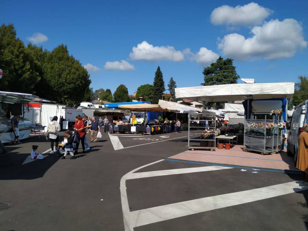 Mercato di Saronno, spostate le bancarelle in piazza dei Mercanti