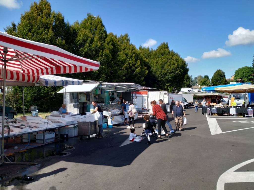 Mercato di Saronno, spostate le bancarelle in piazza dei Mercanti