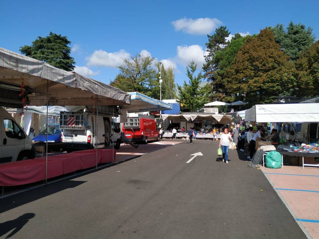 Mercato di Saronno, spostate le bancarelle in piazza dei Mercanti