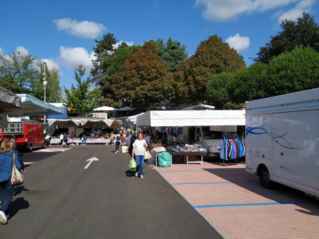 Mercato di Saronno, spostate le bancarelle in piazza dei Mercanti