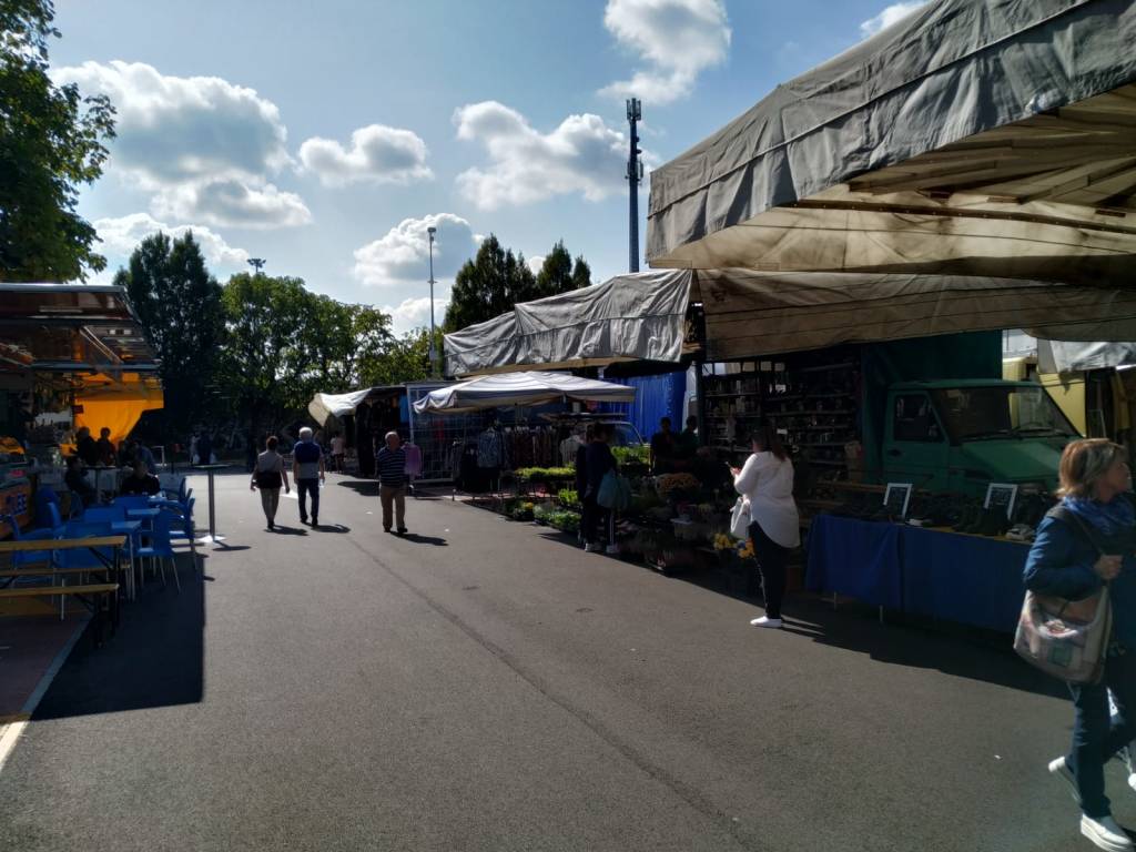 Mercato di Saronno, spostate le bancarelle in piazza dei Mercanti