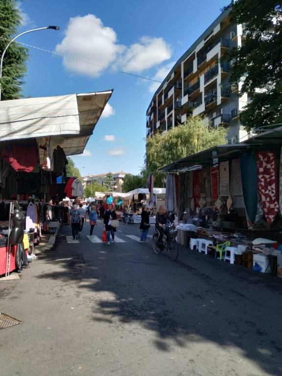 Mercato di Saronno, spostate le bancarelle in piazza dei Mercanti